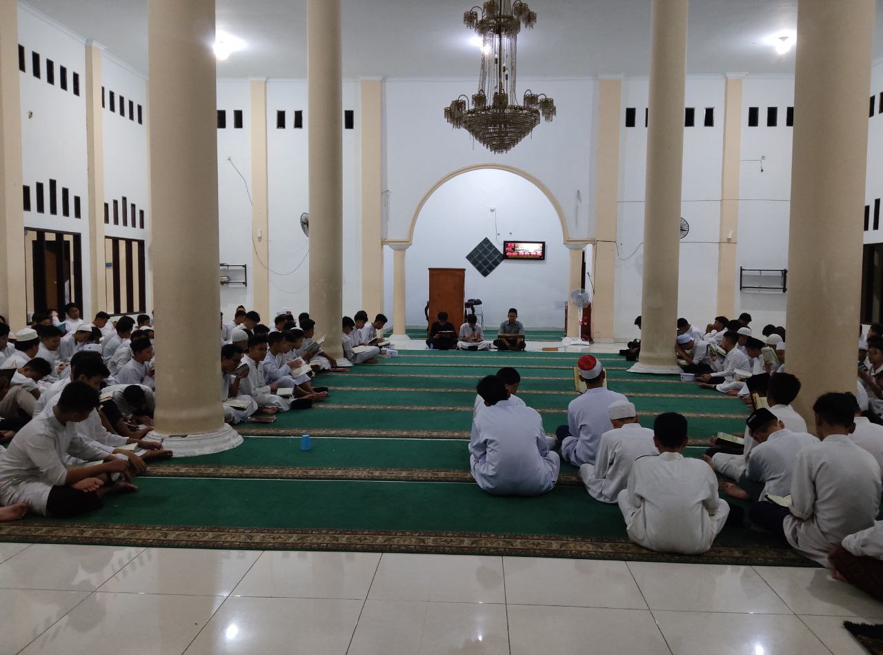 Poster Mengejar Akhirat, Dunia Mengikuti mu